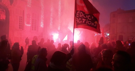 Arles, 23 décembre : "Drôle de Manif"